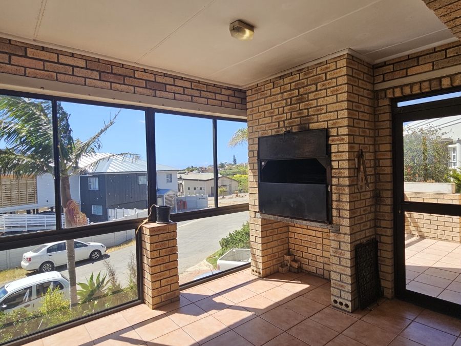 6 Bedroom Property for Sale in Wavecrest Eastern Cape